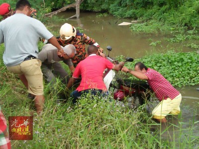 死者连人带摩托车撞入运河。