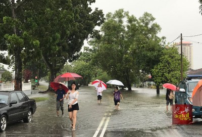南美园第一期的居民於上午撤离家园。