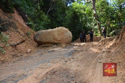 督坤山因去年11月的暴风雨,引发土崩、巨石挡路及树倒事件,当局封山进行修复。(资料图片)