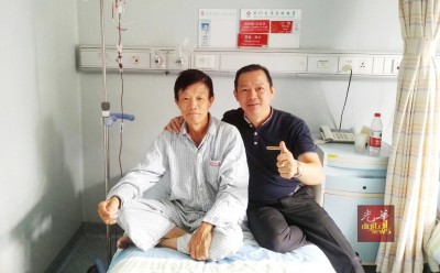 郑金春在抗癌路上并不孤单,友人陪伴他到复大接受治疗。