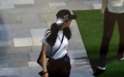 迪丽热巴穿梭回头看摔倒男的身影,扶人此举被赞誉善良宝宝。