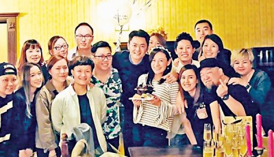 一众好友见证萧润邦求婚成功。