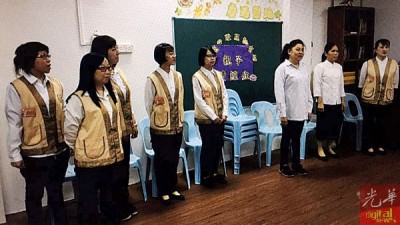 李秋美在佛堂当义工,宣扬佛音。