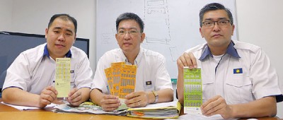 陈荣兴(中)召开记者会,旁为陈扬邦及黄德亮。