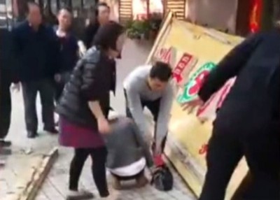 女子伤势不算严重,事后亦被送院诊治。