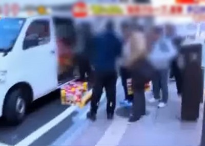 出疑似中国炒家在停车场即会交易。