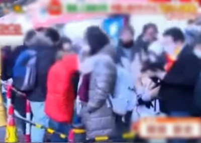 日本电视节目指有恢宏中华人口于新宿的电器店排队抢购福袋。