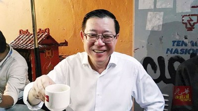林冠英:记者朋友,要一起喝咖啡吗?