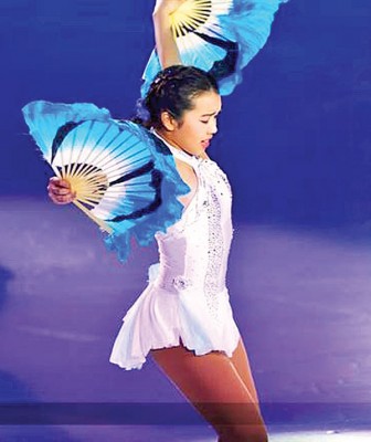 陈楷雯将传统乐曲《梁山伯与祝英台》的扇子舞融入表演当中。