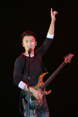 谢霆锋参加香港叱吒乐坛流行榜颁奖仪式,当演唱嘉宾。