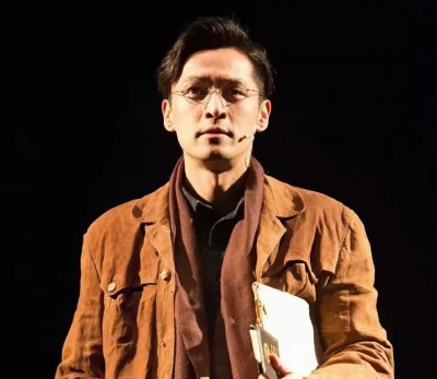 胡歌最近演出舞台剧《如梦之梦》。
