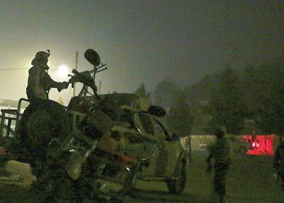 军方在黑夜中走。