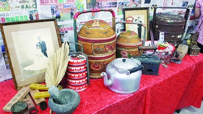 姐妹们将家中珍藏的早年代用品带到"那个家宅"遭逢布置。