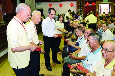左起阁务顾问拿督许春畴、黄赐兴和刘子健,派发红包予到场长者。