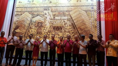 林冠英、吴骏等人为壁画主持开幕后合影,并向各界拜早年。