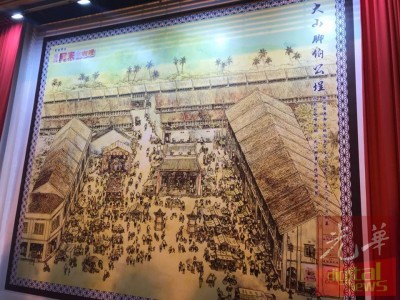 描绘市区老街60年代蓬勃发展热闹景象的"大山脚伯公埕"壁画如今已矗立在盂兰广场,为旅客们增添一处拍照热点。