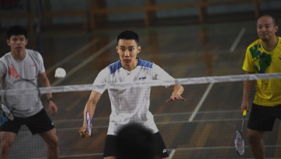 李宗伟与作为特别陪练的小师弟梁峻豪(左)以及国羽男单教练叶橙万(右)周一在亚罗士打进行场地训练。