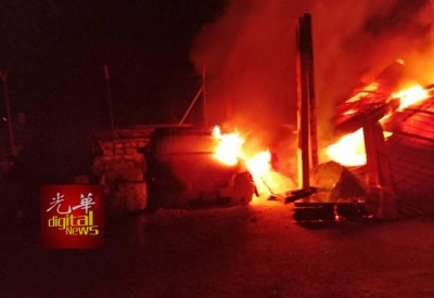 距离保安亭约30公尺的车棚起火燃烧,值勤人员发现时轿车已陷入火海。
