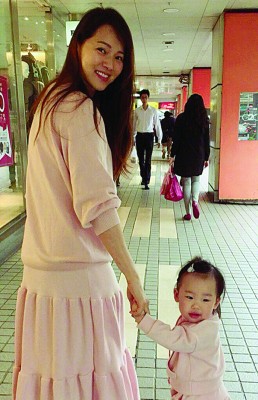 伊能静回忆地震当时内的灯火都以摆动,温馨抱着女儿冲出家门避难。