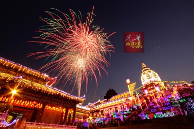 世纪古刹鹤山极乐寺亮起新春万佛光明灯,照槟城!