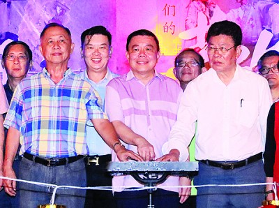 天后宫春节筹委会主席陈玉良、丁才荣和筹委会总协调黄良友为“咱们的古老早年味”新春亮灯仪主持推介。