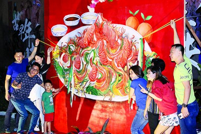 天后宫的3幅壁画,成群众拍照的景观。