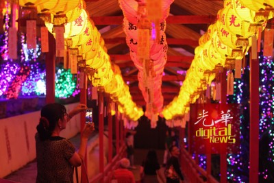 走廊挂上满满当当的灯饰,新春着实来临了!