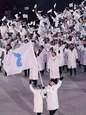 韩朝代表团在开幕式上以同次『合体』,每当运动员入场环节,朝韩代表团最后一个压轴上场。