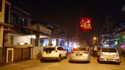 警方在女佣逝世后,扣押嫌犯到住家搜证。