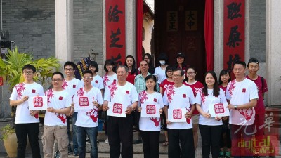 戊戌年槟城集市理事会呼吁民众踊跃出席在2月25天的槟城集市。左起为许嘉恒、陈列亚伦、邱武被、钟卓佃、郭素岑、李炎培、洪凤欣和叶翰耀。