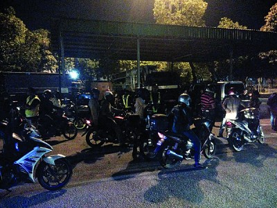 执法人员检查摩托车。