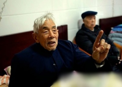 彭爷爷称不回家家是怕影响年轻人在农历新年假期的安排。