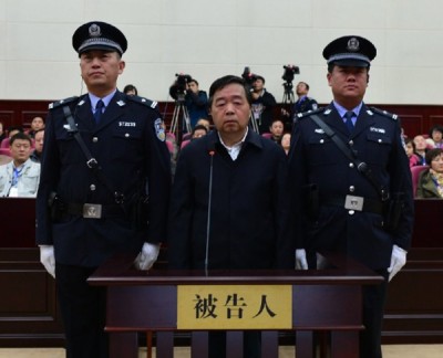 前南京市长季建业(右)前后收受9次贿款,一审判囚15年。