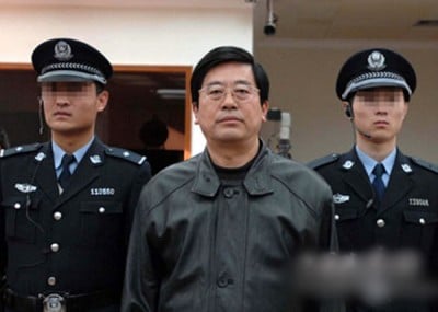 聂玉河(左)曾收到下属公司的经理赠送一条“鱼”,鱼袋内竟藏10万元(约6万令吉)现金。
