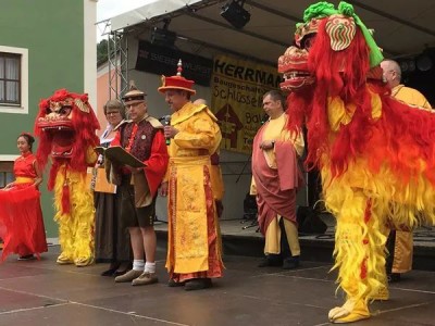 “国王”明宣读《告臣民书》。