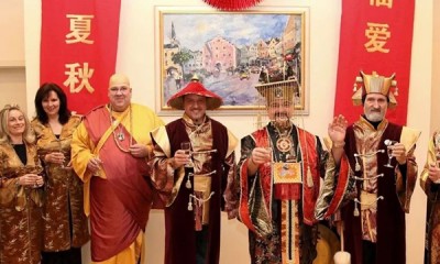 居民在狂欢节中都换上中国的衣物。