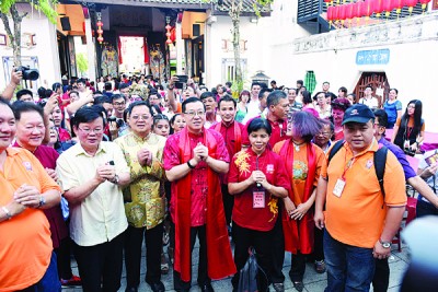 林冠英(右4)、曹观友(左3)、林秀琴(右2)到访槟榔屿潮州会馆,与该会馆主席拿督斯里黄智绪及庙会总协调郭素岑(右3)合影。