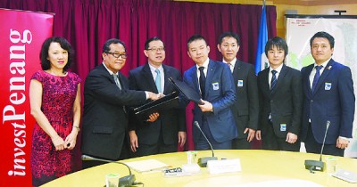 林冠英(左3)见证罗斯里(左2)与山田健二(左4)互换购地签署合约。