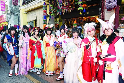 庙会现场也出现角色扮演,让人大饱眼福。