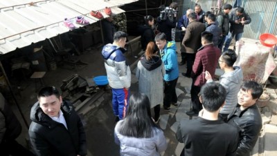 牛祺圣家中挤满了前来买锅的客人。
