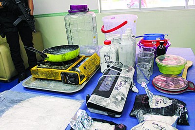 炼毒集团以各种简单厨具炼毒供应本地和新加坡。