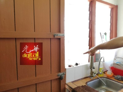 凶手相信是透过后门旁面的百叶窗伸手打开后门。