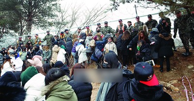 粉丝们以训练所外依依不舍。