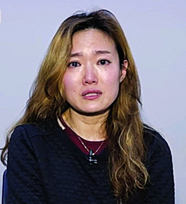 舞台剧演员严志英受新闻节目访问。