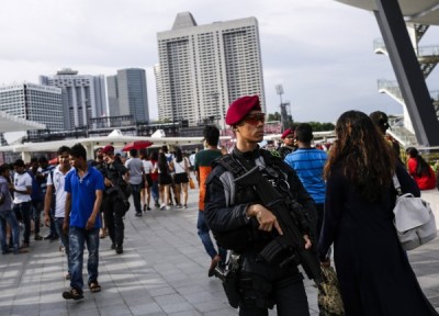 新加坡政府于昨天提议扩大警方权限,为警方得以在批准下,通告“报道限制令”,以免妨碍警方维安的步履。