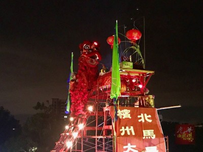 忠华龙狮团舞狮成功登上33尺8寸高天公座,获得马来西亚纪录大全。
