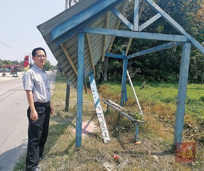 木质候车亭只剩“轮廓”。