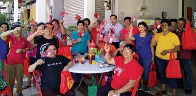 陆兆福到小甘密新村派福袋。