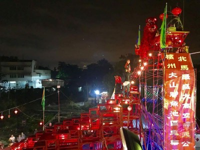 舞狮在33尺8寸高天公座进行膜拜及抛柑。