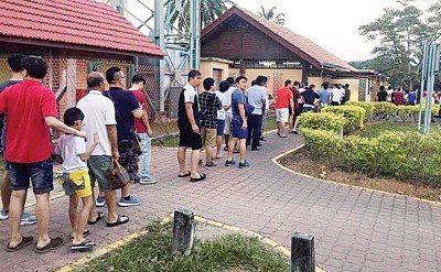 网民分享休息站男厕所外排场龙的照片。